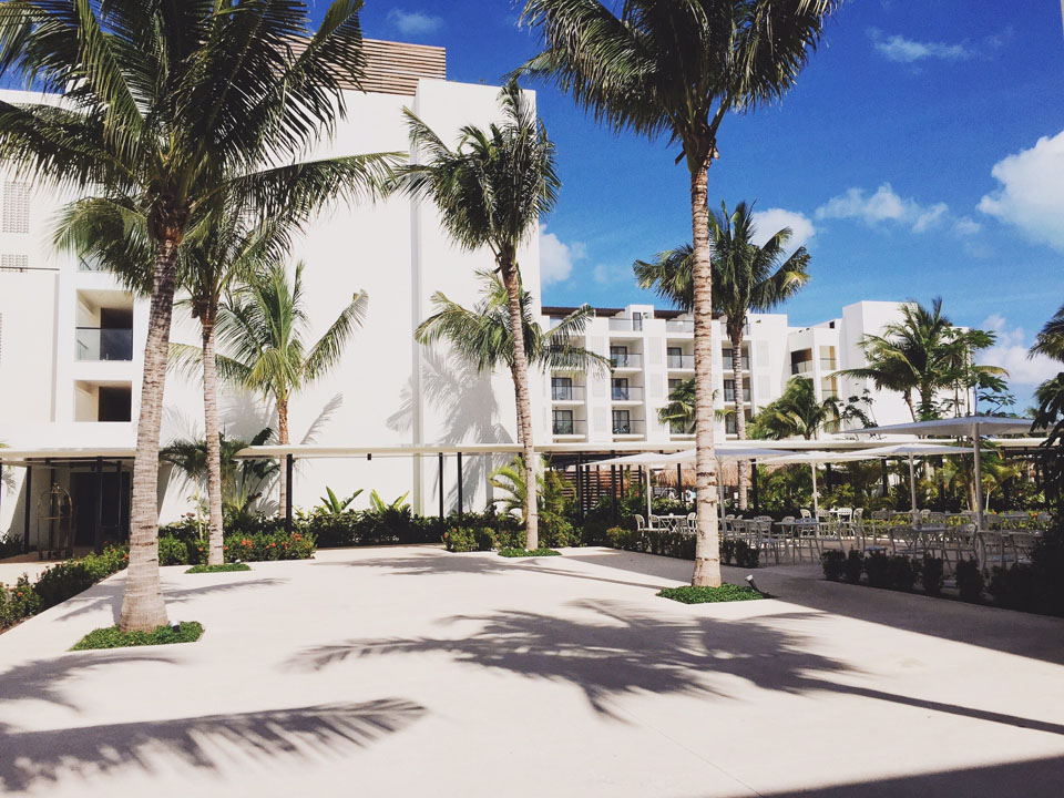An Indoor Lady - Playa Mujeres | Resort Vacation - ^ photo by Derek PLAYAMUJERES-019-ANINDOORLADY