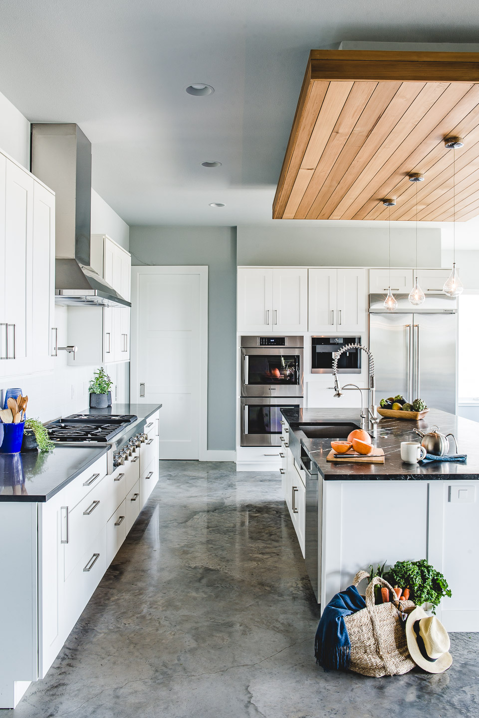 An Indoor Lady - Austin TX | Interior Photography | Bee Cave Kitchen & Master Bath - Photo by Erin Holsonback LBI-JUL28-004-ANINDOORLADY