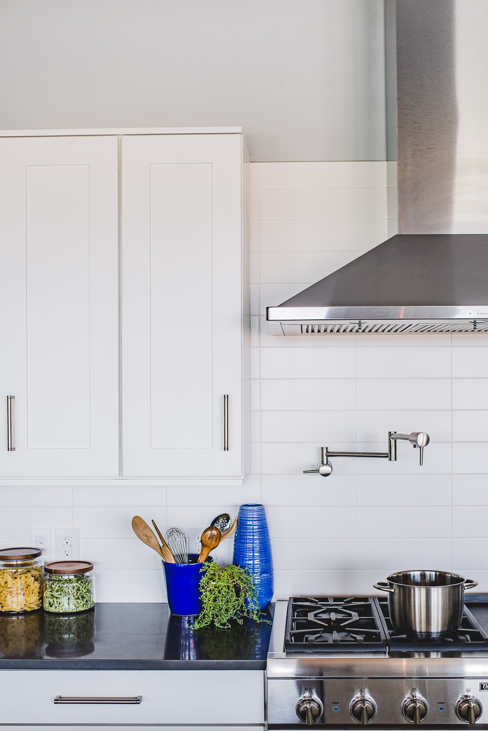 An Indoor Lady - Austin TX | Interior Photography | Bee Cave Kitchen & Master Bath - Photo by Erin Holsonback LBI-JUL28-006-ANINDOORLADY